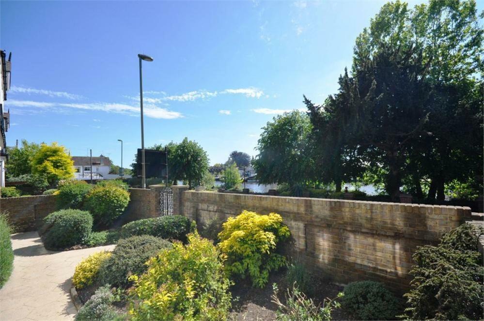 Thames View Apartments Staines-upon-Thames Exterior foto